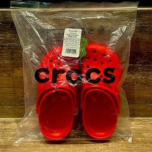 BMWT CROCS KIDS' CLASSIC CLOG
COLOR: VARSITY RED
SIZE: J2